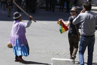 En kvinna som stödjer Evo Morales viftar ilsket mot några män som demonstrerar mot presidenten. Bilden är tagen i La Paz på onsdagen.