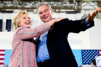Hillary Clinton med sin vicepresidentkandidat Tim Kaine.