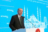 Turkiets president Erdogan hotar att stänga en viktig Natobas.