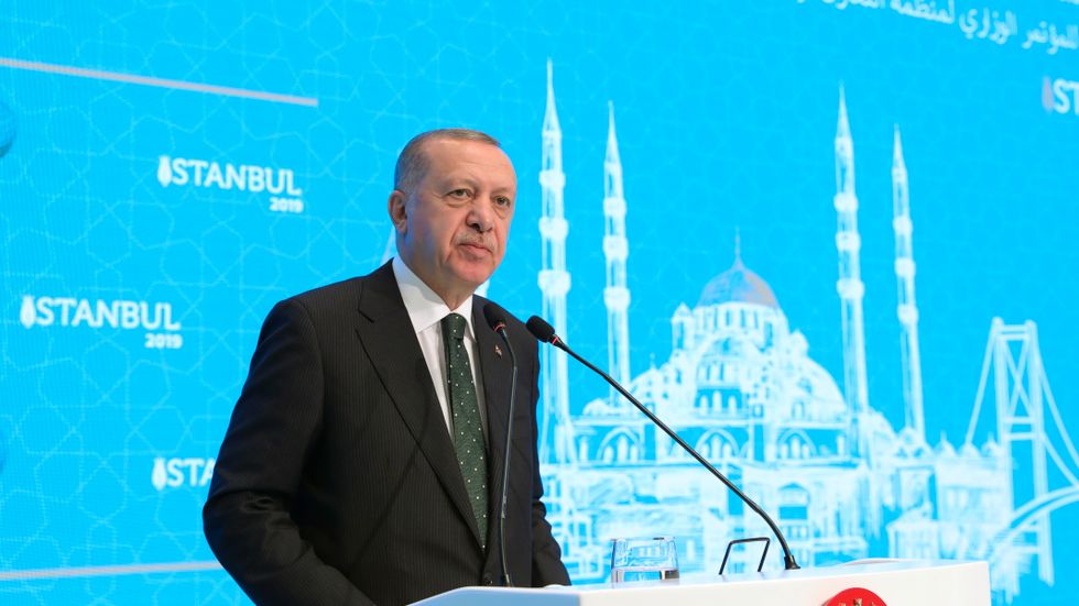 Turkiets president Erdogan hotar att stänga en viktig Natobas.