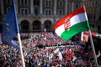 Flaggor över folkmassa i Ungern.