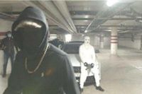 Bild från inspelningen av rapvideon. Den vita Audi som syns i videon är den som senare användes vid mordet på flickan i Botkyrka.
