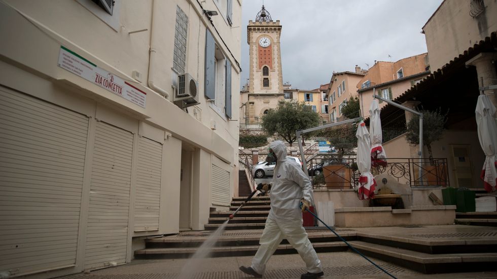 Antalet människor som dör i Frankrike efter att ha insjuknat i covid-19 har fortsatt stiga de senaste dagarna. Här sprutas desinfektionsmedel på en gata i sydfranska Aubagne på tisdagen.