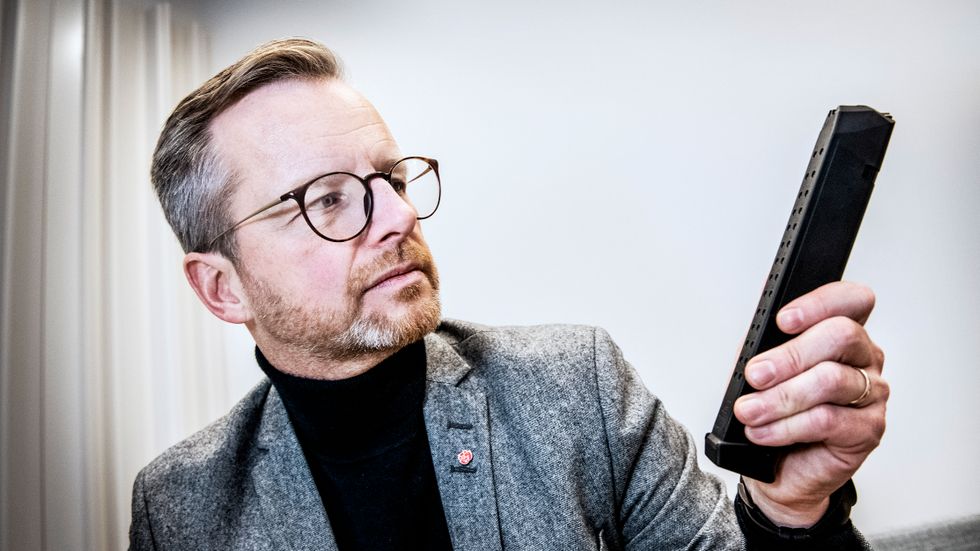 Inrikesminister Mikael Damberg (S) vill skärpa vapenlagarna och införa licenskrav för vapenmagasin.