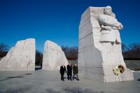 President Donald Trump lade ner en krans vid Martin Luther King-monumentet i måndags.