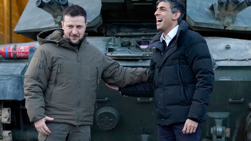 Storbritanniens premiärminister Rishi Sunak och Ukrainas president Volodymyr Zelenskyj har på onsdagen träffat ukrainska styrkor som utbildas i Storbritannien för att använda stridsvagnen Challenger 2.