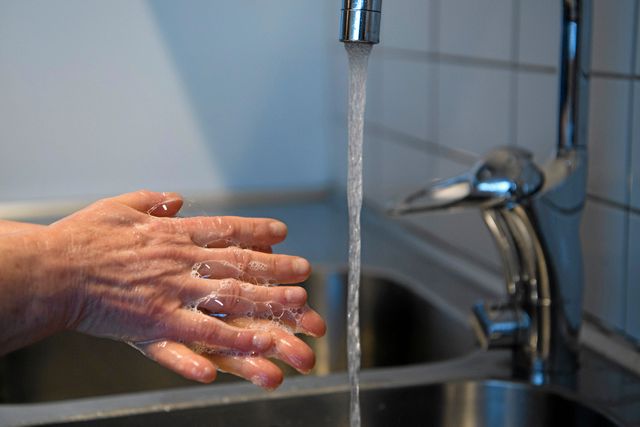 Det är viktigt att tvätta händerna ordentligt för att undvika att bli sjuk.