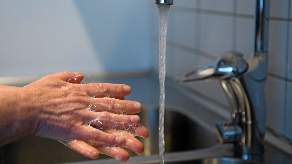 Det är viktigt att tvätta händerna ordentligt för att undvika att bli sjuk.