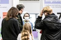Föräldrar väntar på att få sina barn vaccinerade i Wien tidigare i veckan.