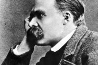 Filosofen Friedrich Nietzsche (1844–1900) kan vara en påminnelse om att en investeringsfilosofi inte ska ristas i marmor utan ständigt måste omprövas och utsättas för kritik. Nietzsche är ju känd som en svårtolkad, motsägelsefull sökare som gick mot strömmen och alltid hade en högst personlig stil, som dessutom hela tiden omprövades och förändrades. Hyllandet av det existentiella och avvisandet av dogmatism, moralism och överteoretiska abstraktioner är också relevant.