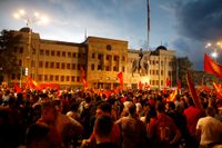 Nordmakedonien är splittrat i synen på den uppgörelse som kan bana väg för medlemskapsförhandlingar med EU. Oppositionen anser att uppgörelsen gör för många eftergifter till Bulgarien och protesterade i huvudstaden Skopje i förra veckan. Arkivfoto.