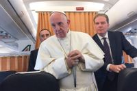 Påven lyssnar till de svenska journalisternas frågor på flyget tillbaka till Rom.