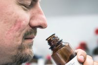 Många märker inte att de fått nedsatt luktförmåga, säger Johan Lundström, docent i klinisk neurovetenskap vid Karolinska institutet. ”De kompenserar tappad lukt genom att ändra kosten.”