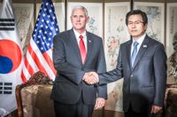 USA:s vice president Mike Pence och Sydkoreas Premiärminister Hwang Kyo-ahn under mötet i Seoul måndagen den 17 april.