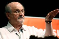Författaren Salman Rushdie angreps av en man när han höll en föreläsning utanför New York.