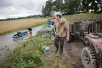 Ungdomar från trakten hjälper till att med sandsäckar bygga vall mot det höga vattenflödet vid Irvingsholms gård i Tysslinge, Örebro. Gårdens stora anläggningar hyser 100 000 höns.