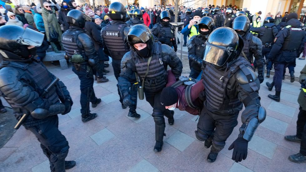 Polisen slog till mot protester i S:t Petersburg på söndagen.