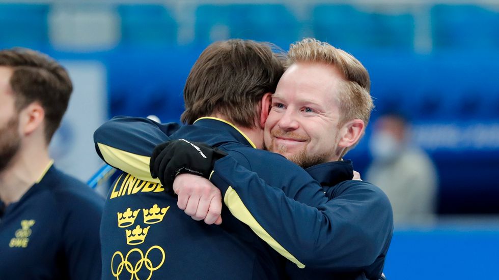 Niklas Edin jublande glad efter OS-guldet i Peking.