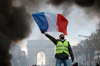 Våldsamma protester har de senaste tre veckorna lamslagit Frankrike. Det hela började med förslag på höjd bränsleskatt – idag är det folkliga missnöjet allomslutande. 