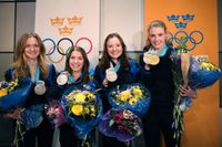 Svenska damlandslaget i skidskytte, från vänster Mona Brorsson, Anna Magnusson, Linn Persson och Hanna Öberg, togs emot med blommor när de