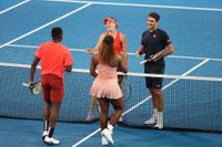 Roger Federer och Belinda Bencic tackar Frances Tiafoe och Serena Williams för matchen.