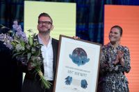 Förra året gick Almapriset till den belgiske författaren Bart Moeyaert, här fotograferad med kronprinsessan Victoria vid prisutdelningen i Stockholm. Huruvida årets prisutdelning kan genomföras som planerat är i dag oklart. Arkivbild.