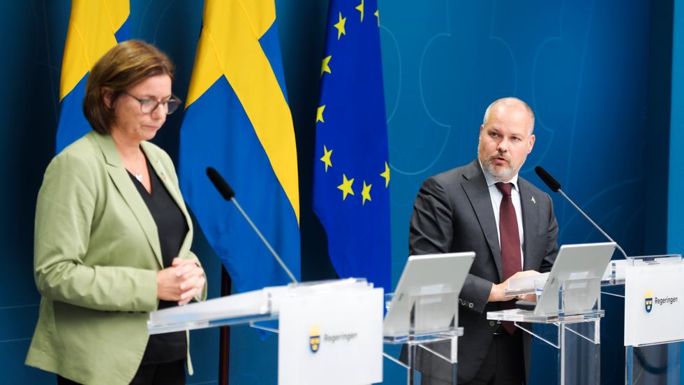 Isabella Lövin (MP) och Morgan Johansson (S).