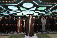 Irans högste ledare, ayatolla Ali Khamenei, i mitten under fredagsbönen i moskén Imam Khomeini i Teheran.
