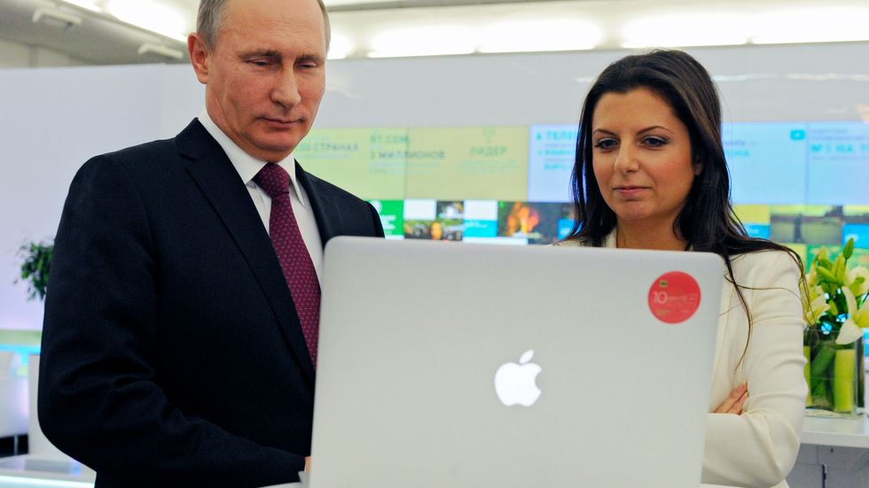 Rysslands president Vladimir Putin och Margarita Simonya, chefredaktör för RT:s engelska tv-kanal, vid RT:s tioårsjubileum i december 2015. Arkivbild.