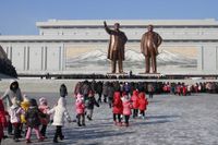 Nordkoreaner samlades den 16 secember vid Mansu-monumentet med tidigare ledarna Kim Il Sung och Kim Jong Il i Pyongyang.