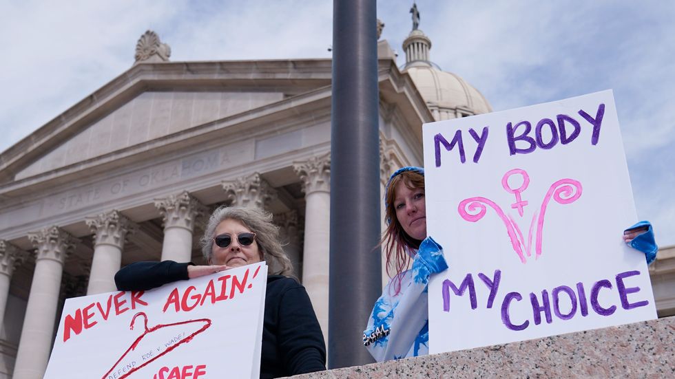 Två kvinnor som i april protesterade mot Oklahomas planer på strängare abortlagar.