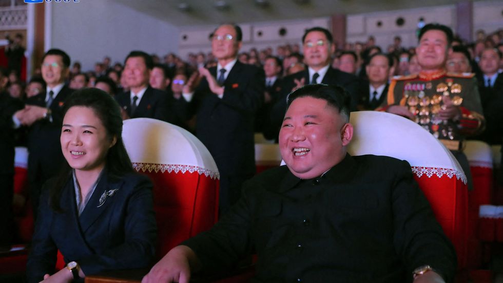 Ri Sol-Ju och Kim Jong-Un roade sig kungligt under en hyllningskonsert för landets förre diktator, Kim Jong-Il.