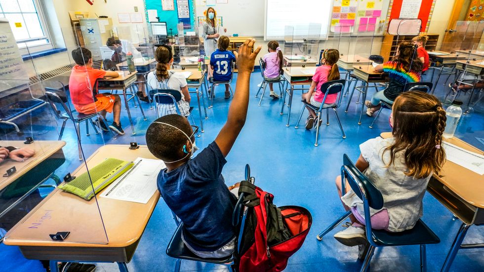 Amerikanska skolor anklagas för att indoktrinera barn i radikal ideologi i antirasismens namn.