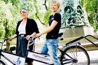 ”Det gjorde lite ont i de bakre regionerna ibland”, säger Maja Arvidsson, till vänster. Hon cyklade från Haparanda till Stockholm. Therese Knutsson cyklade från Helsingborg. Igår möttes de i Kungsträdgården.