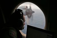 Sökande med ett australiensiskt militärflygplan efter spår av det försvunna MH370. Arkivbild.