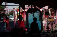 Gatuförsäljare förbereder sig för en arbetsdag på en marknad i Mexico City. Arkivbild från i slutet av mars.