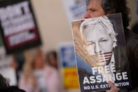 Supportrar till Wikileaks-grundaren protesterar utanför Westminster magistrates court i London i april då en domstol beslutade om utlämning av Julian Assange  till USA.