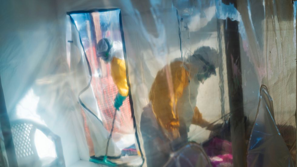 Sjukvårdspersonal arbetar med en ebolasmittad patient i Beni, Kongo-Kinshasa.