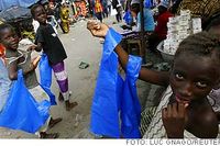 Unga försäljare på en marknad i Elfenbenskusten.