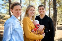 Emil Stenström har i efterhand tagit del av dotterns förlossning genom bilder och videoklipp som Joanna Nordin har tagit. Det var den tredje april som Viktoria Asp födde dottern Astrid (båda i mitten).
