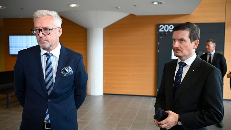 Helsingin Sanomats tidigare chefredaktör Klaus Niemi (till höger) och advokaten Kai Kotiranta i samband med en förhandling i fallet i augusti. Arkivbild.