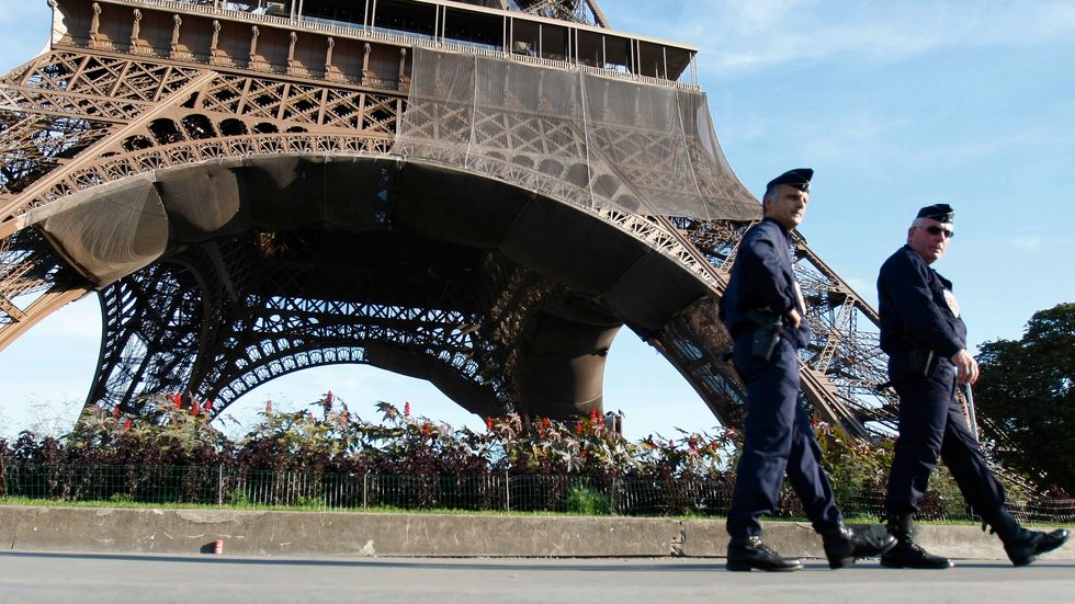 Polis patrullerar vid Eiffeltornet i Paris. Förra året greps en kvinnlig terrorcell, som planerade dåd i Paris och enligt åklagare var styrd av IS-grupper i Syrien. Arkivbild.