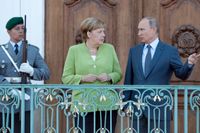 Förbundskansler Angela Merkel tar emot Rysslands president Vladimir Putin i slottet Meseberg utanför Berlin.