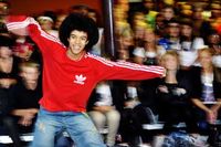 Funktastic 2008 streetdancetävlingen fick flytta från Sergels torg in till Lava. Louie Loose Legs tävlade i locking.