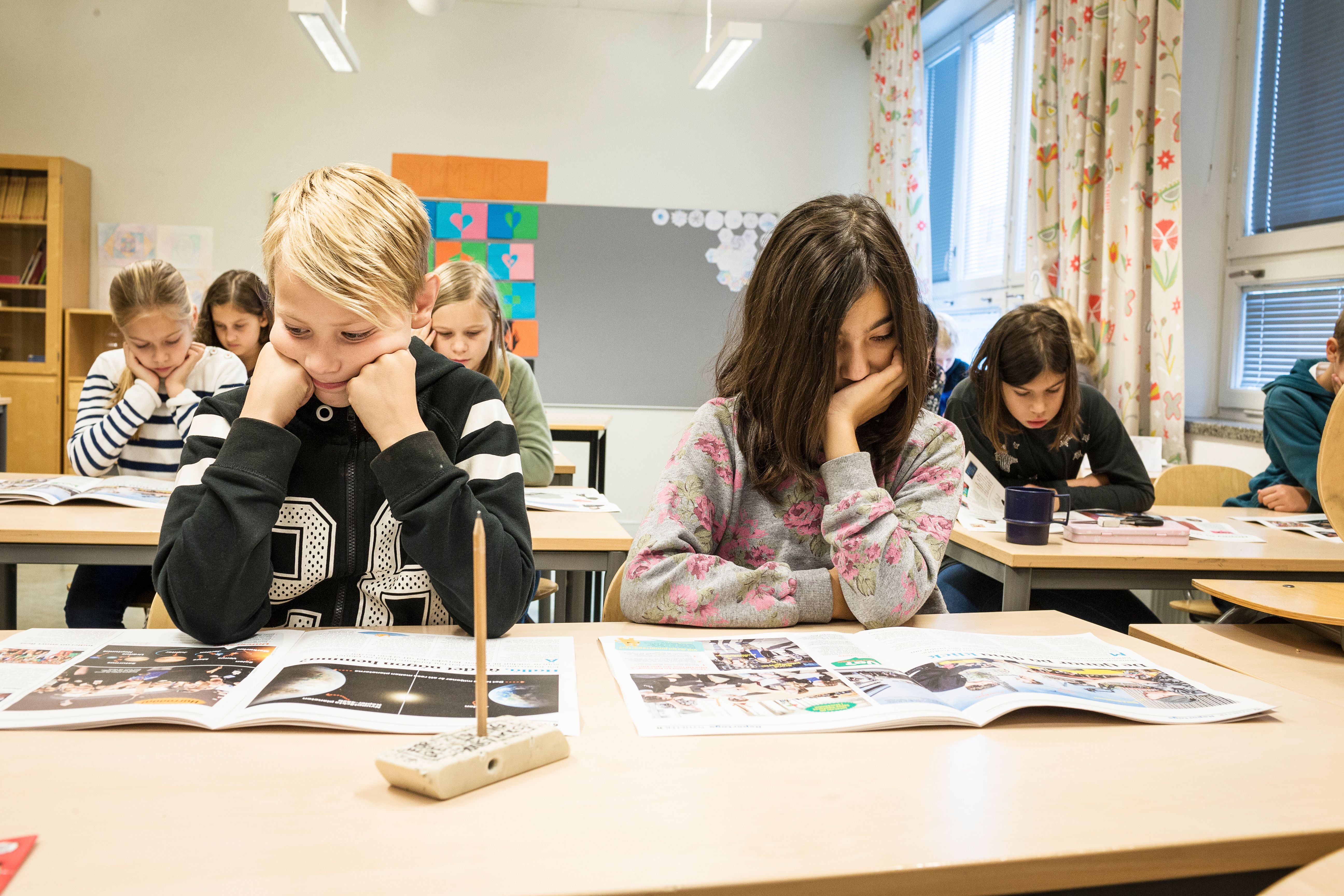 Victor Lundström och Derya Koca går i klass 4A i Fruängens skola. De fick tjuvkika i Junior, SvD:s nyhetstidning för barn och unga, före alla andra.
