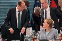 Tysklands jordbruksminister Martin Schmidt (till vänster) får bannor av förbundskansler Angela Merkel.