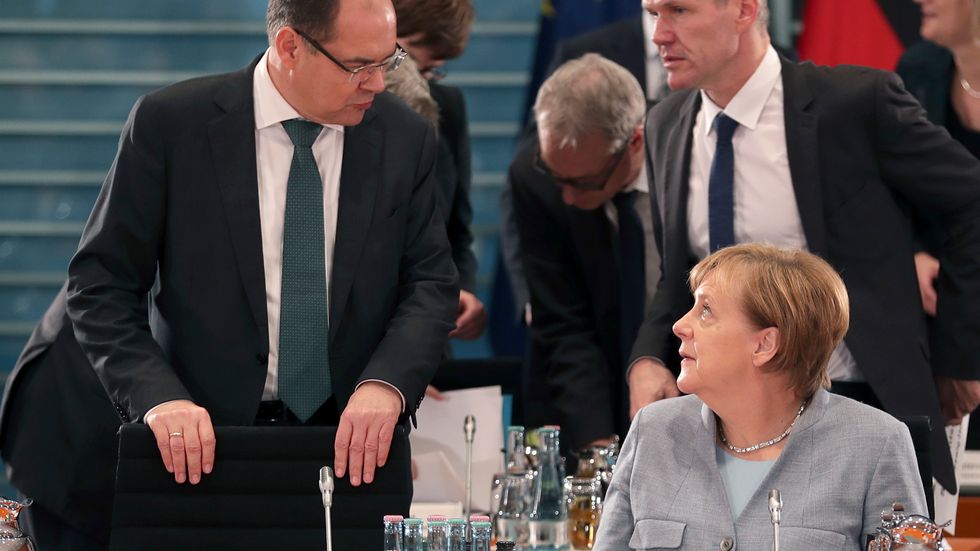 Tysklands jordbruksminister Martin Schmidt (till vänster) får bannor av förbundskansler Angela Merkel.