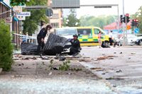 Polisens tekniker på plats intill byggnaden på kvällen efter den kraftiga explosionen i Linköping i september.