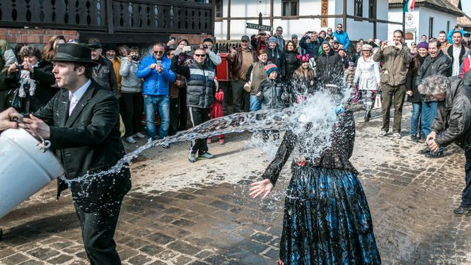 Enligt en ungersk påsktradition ska männen stänka vatten på kvinnorna. 
