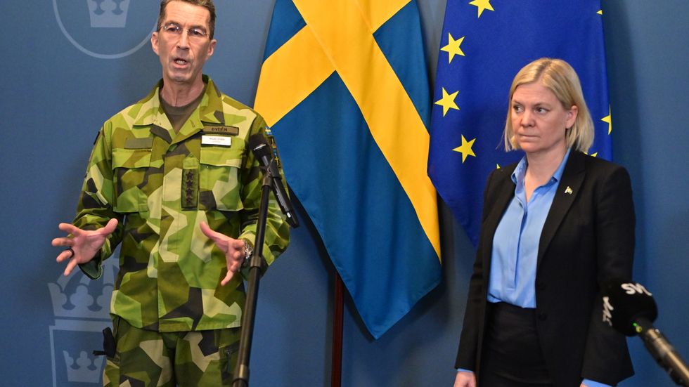 Statsminister Magdalena Andersson (S) håller en pressträff tillsammans med ÖB Micael Bydén om säkerhetsläget.